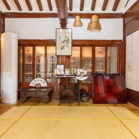 Dongmyo Hanok Sihwadang - Private Korean Style House In The City Center With A Beautiful Garden Seúl Exterior foto