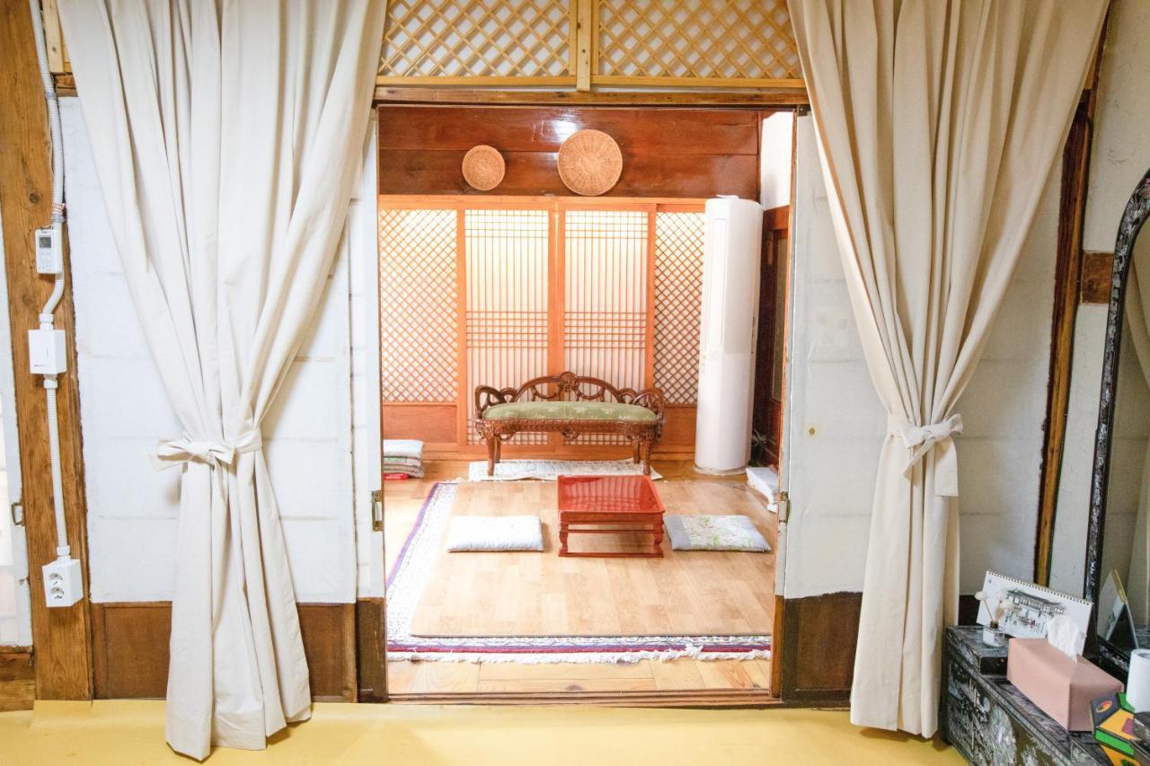 Dongmyo Hanok Sihwadang - Private Korean Style House In The City Center With A Beautiful Garden Seúl Exterior foto