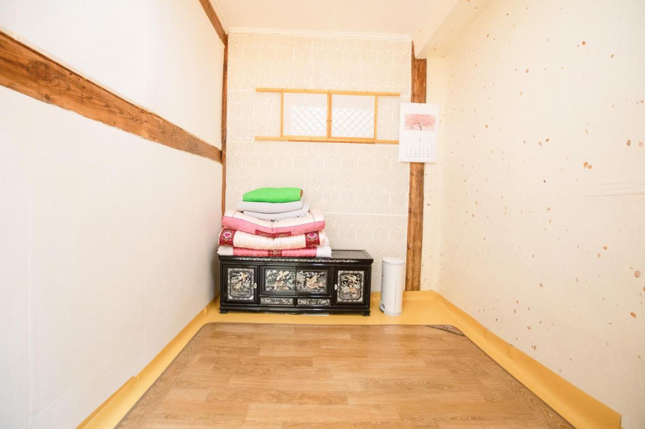 Dongmyo Hanok Sihwadang - Private Korean Style House In The City Center With A Beautiful Garden Seúl Exterior foto