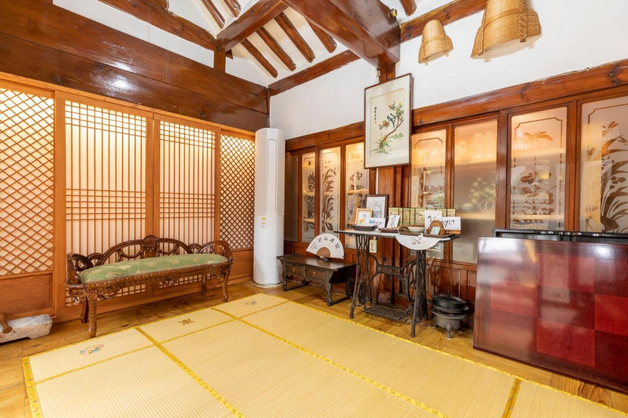 Dongmyo Hanok Sihwadang - Private Korean Style House In The City Center With A Beautiful Garden Seúl Exterior foto