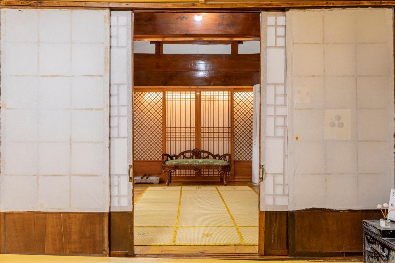 Dongmyo Hanok Sihwadang - Private Korean Style House In The City Center With A Beautiful Garden Seúl Exterior foto