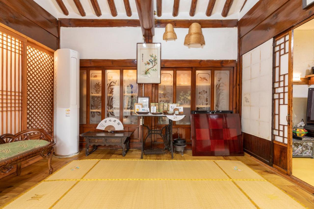 Dongmyo Hanok Sihwadang - Private Korean Style House In The City Center With A Beautiful Garden Seúl Exterior foto
